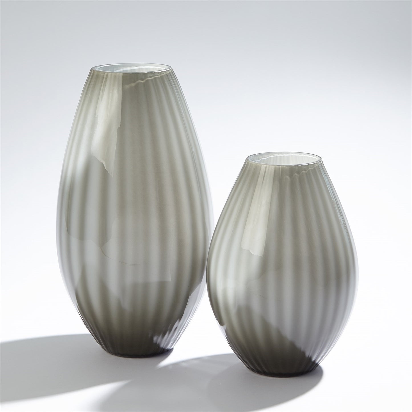 Vasija Gris en lineas de Vidrio - Time of Interiors