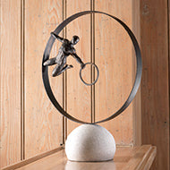 Figura Hombre en Círculo - Time of Interiors