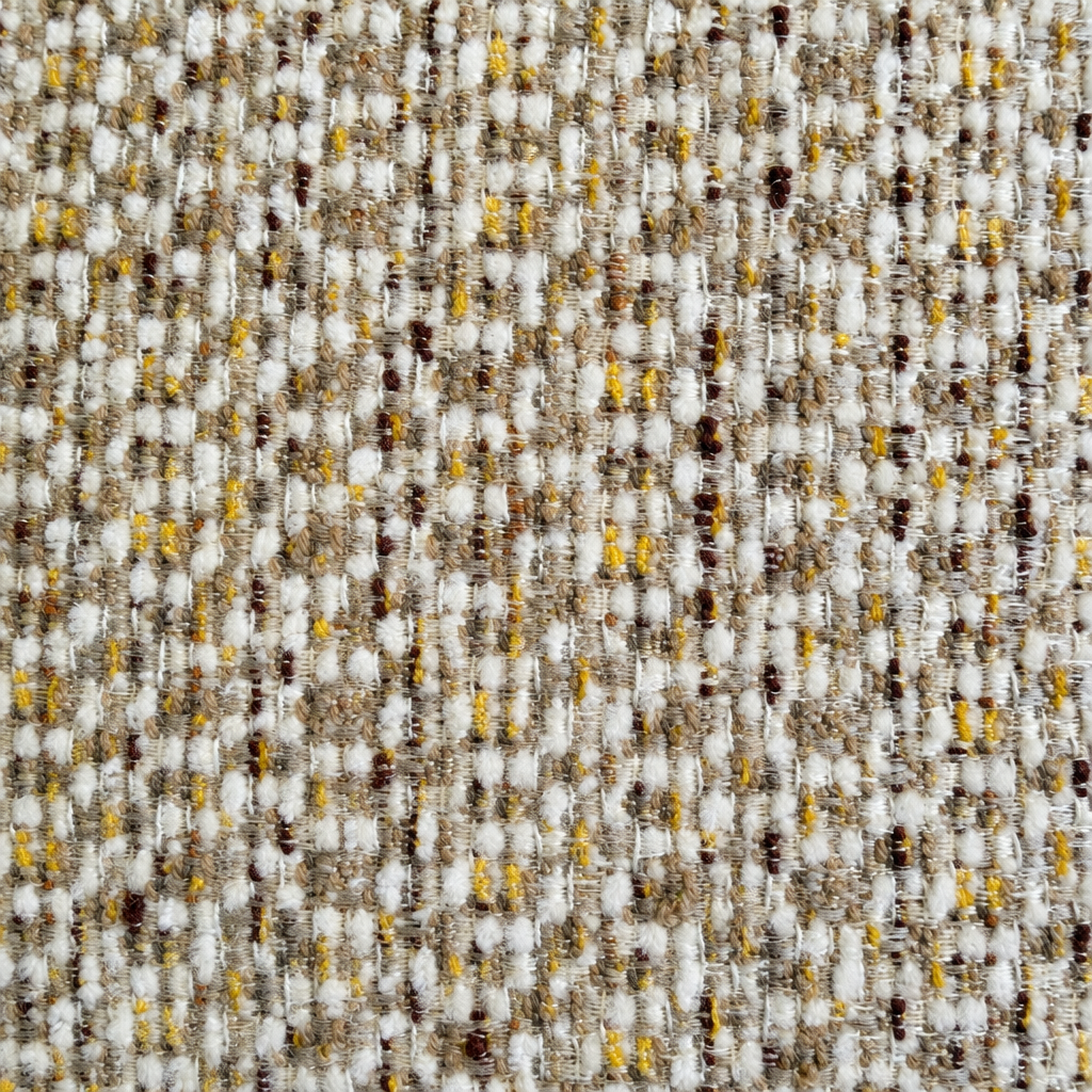 Detalle del tejido en tonos crema, beige y café con pequeños acentos amarillos