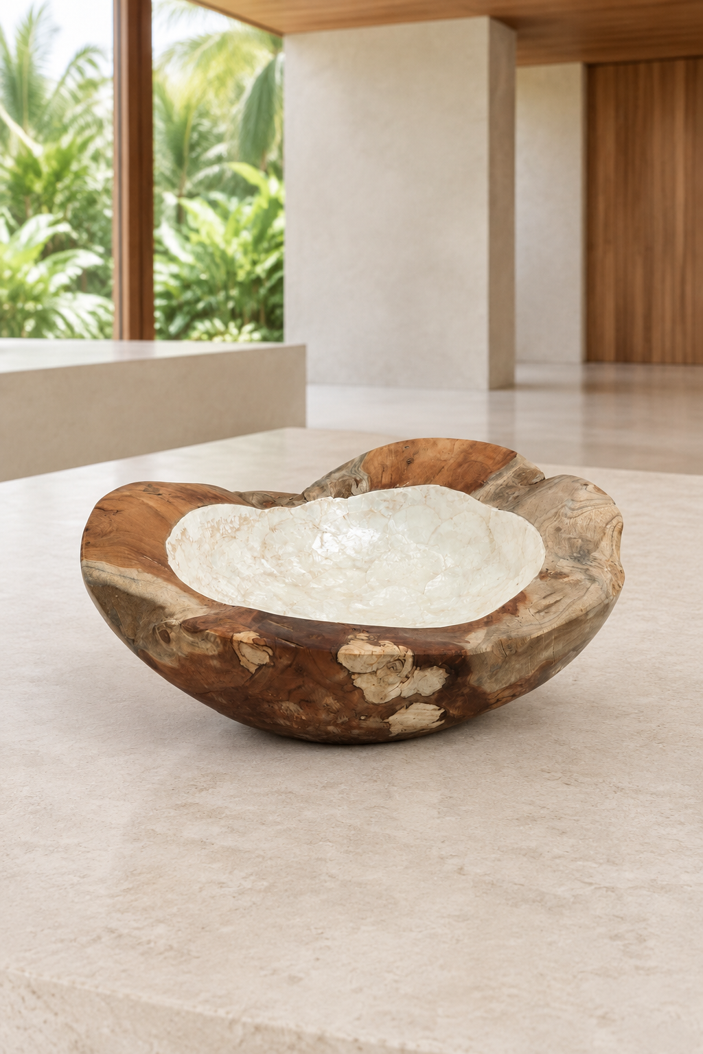 Bowl de teca y nácar en un interior moderno y luminoso