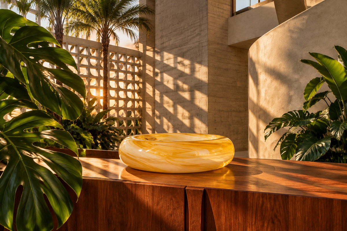 Bowl de vidrio Gabriela en interior brasileño moderno con cobogó y plantas tropicales
