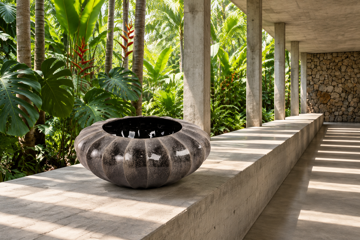 Bowl Lisboa sobre poyo de hormigón en galería con jardín tropical