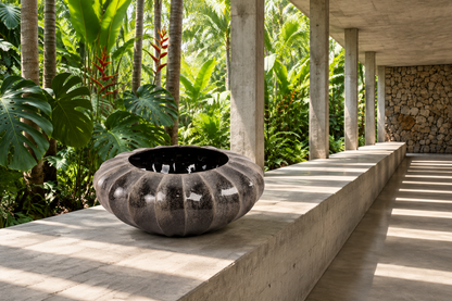 Bowl Lisboa sobre poyo de hormigón en galería con jardín tropical