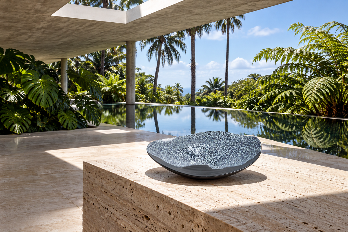 Bowl porcelana Yael en terraza arquitectónica con espejo de agua y palmeras