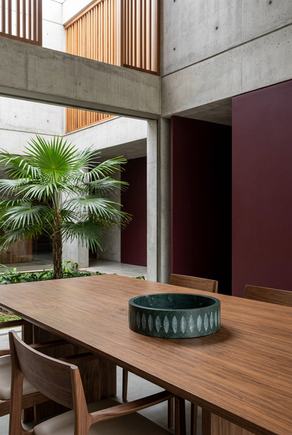 Bowl Rosalía en comedor de madera y arquitectura brasileña