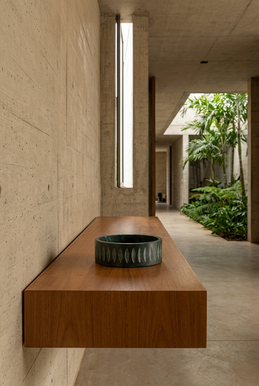 Bowl Rosalía en consola de madera y hall modernista