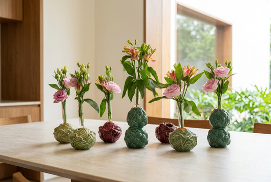 Composición de candelabros Zuma y piezas botánicas en un espacio arquitectónico contemporáneo