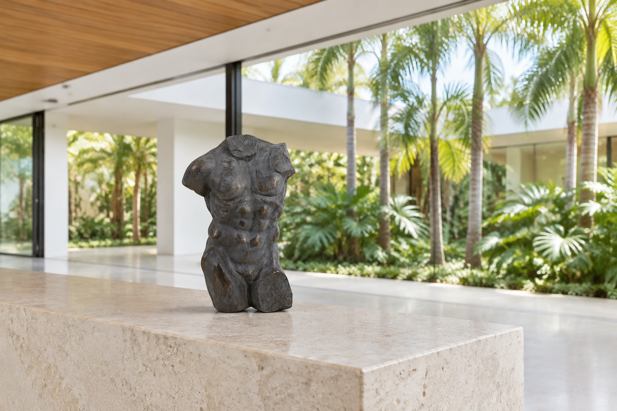 Escultura Antonio en galería luminosa brasileña