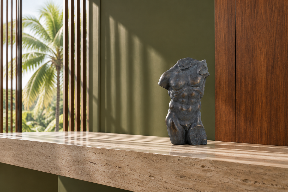 Escultura Antonio sobre repisa de piedra en interior verde oliva