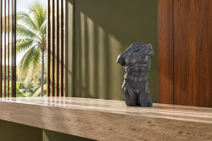 Escultura Antonio sobre repisa de piedra en interior verde oliva