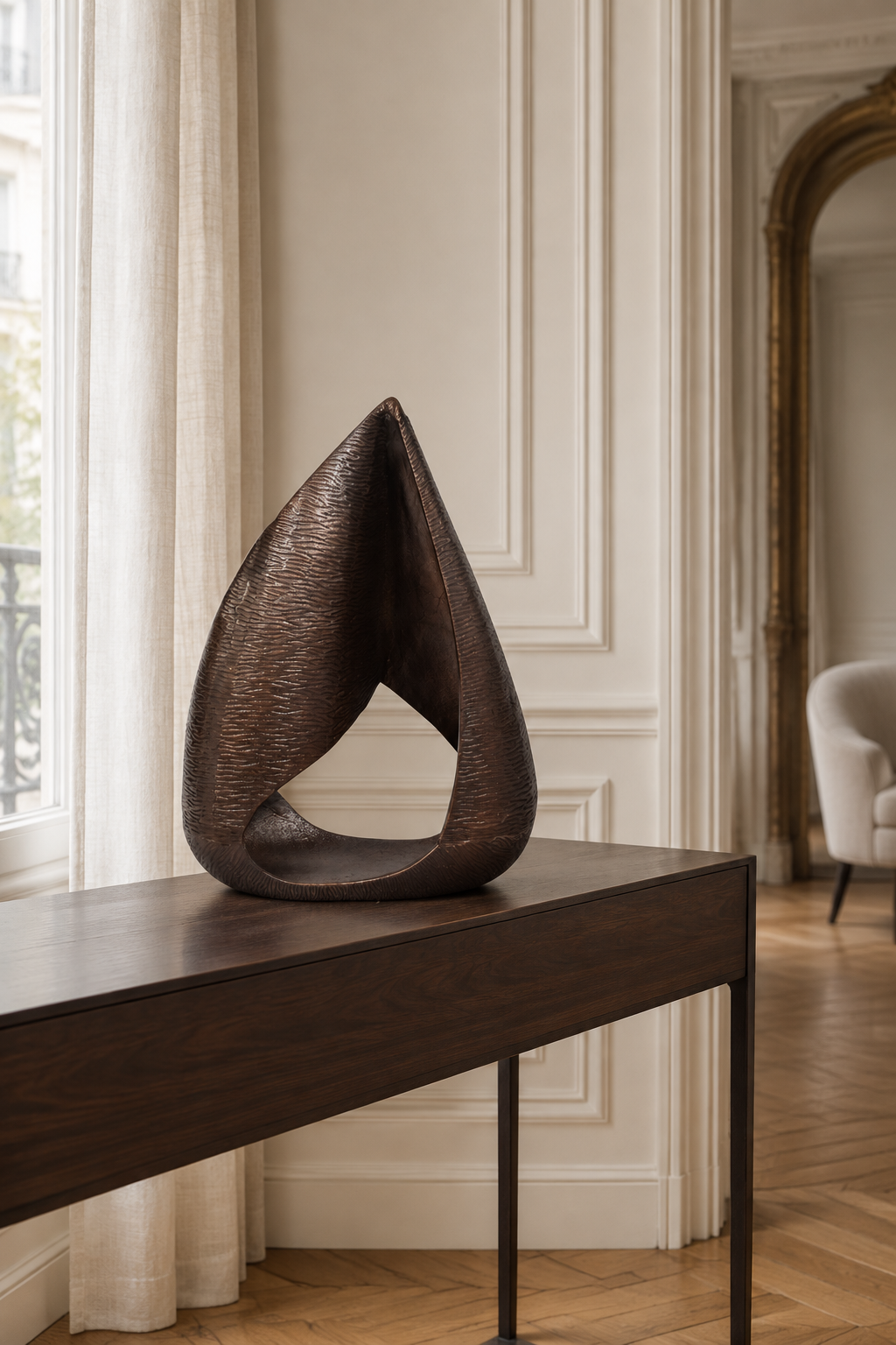 Escultura Ben sobre un arrimo en ambiente europeo