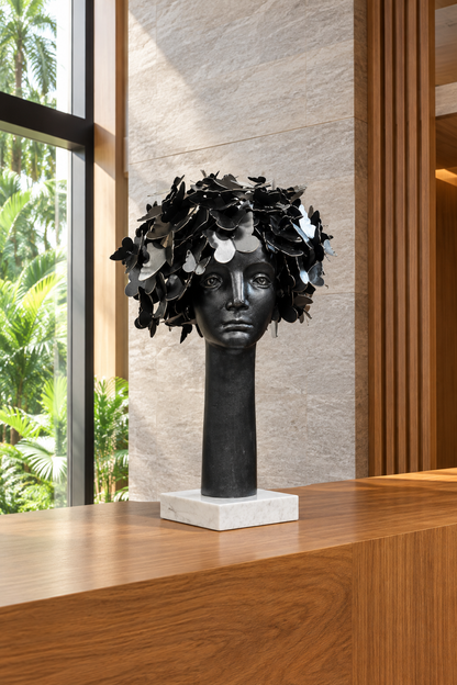 Escultura Cabeza de Mariposas en interior brasileño