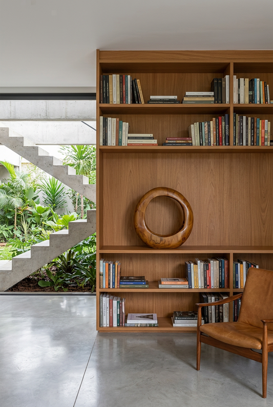 Escultura Circular Teca en una biblioteca contemporánea