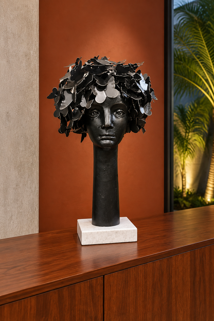 Escultura de mariposas en interior de madera y terracota