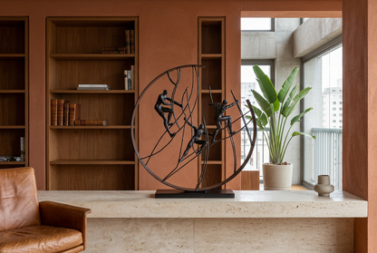 Escultura Hacia la Cima en biblioteca contemporánea