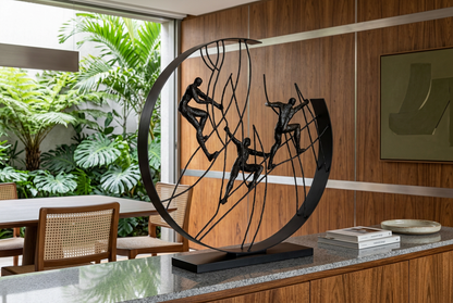Escultura Hacia la Cima en comedor brasileño moderno