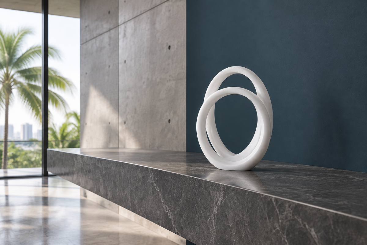 Escultura Loop sobre repisa de piedra