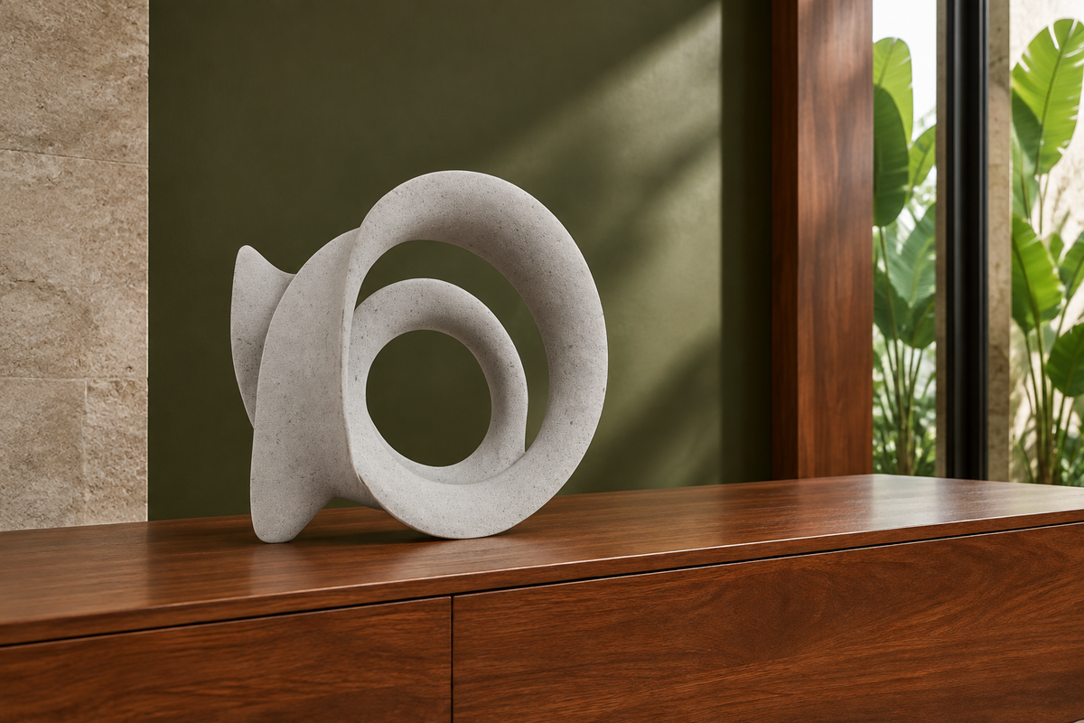 Escultura Mendel Gris en interior brasileño con fondo verde oliva