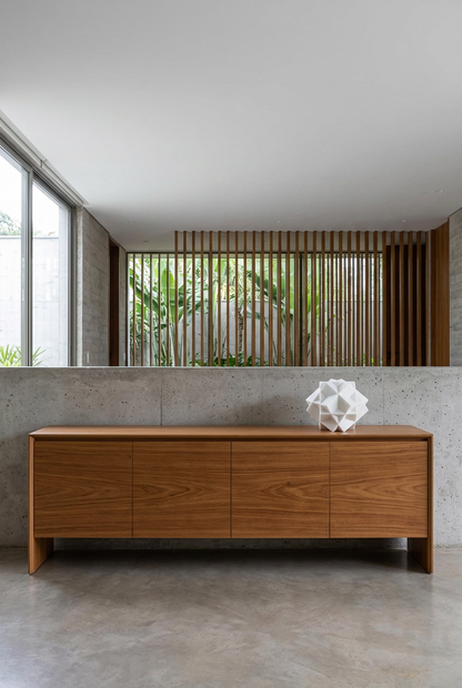 Figura Transparencia con escala reducida sobre consola de madera