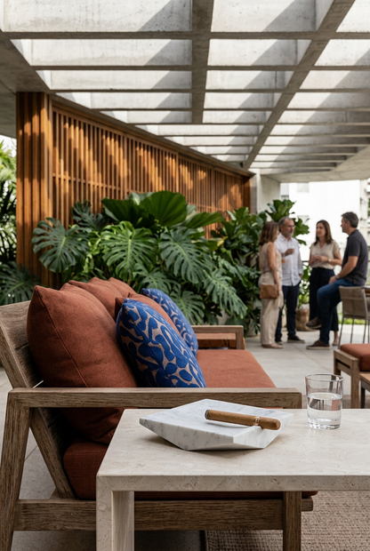 Gilda como cenicero en una terraza moderna