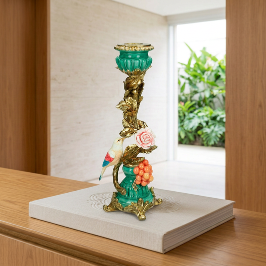 Candelabro Assunta con el ave y la flor visibles, sobre un libro de decoración en un arrimo de madera.