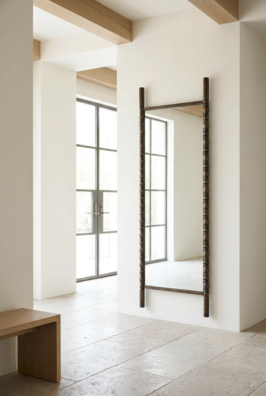 Espejo Benetti de 165 × 56 cm en hall luminoso de tonos neutros