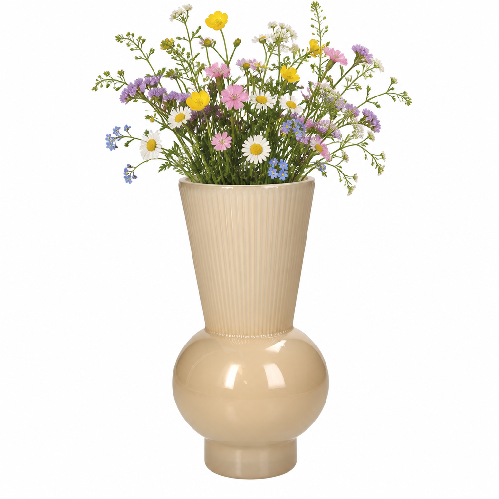 Jarrón de vidrio beige con flores silvestres de colores