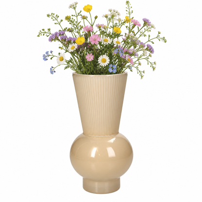 Jarrón de vidrio beige con flores silvestres de colores
