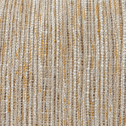 Primer plano de la trama vertical crema, beige y café con pequeños acentos ocre del Cojín Yambo Gold II