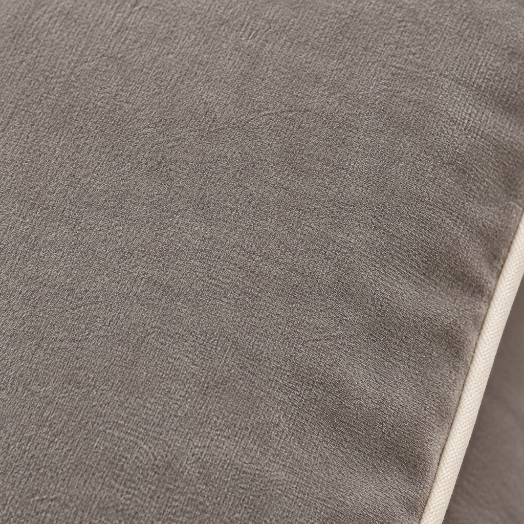 Detalle de la tela velvet taupé con ribete claro