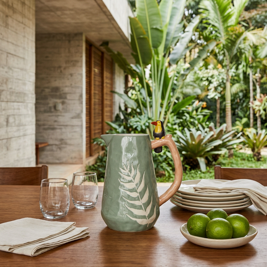 Jarrón Brisa en mesa de comedor ambientada