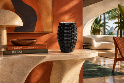 Jarrón Prune en ambiente contemporáneo estilo Vogue Brazil