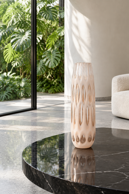 Jarrón Reva sobre mesa de mármol negro en living con patio tropical