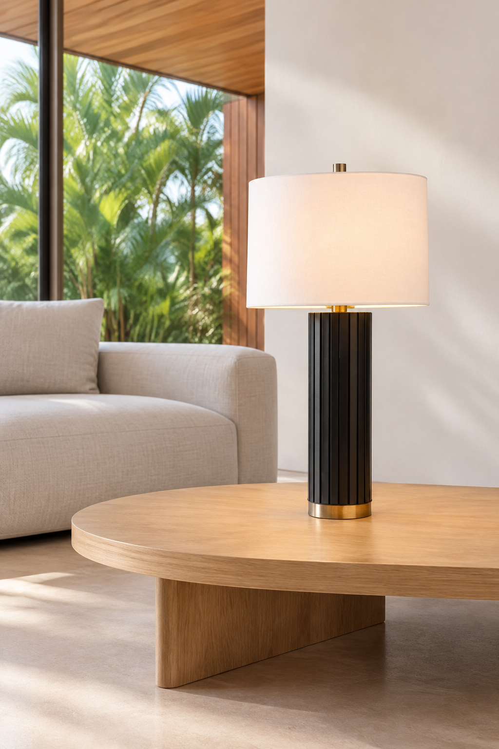 Lámpara Abigaíl sobre mesa de roble claro