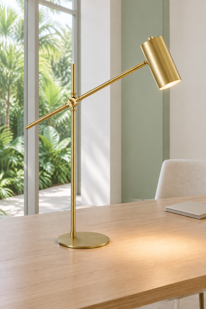 Lámpara Chiara encendida sobre un escritorio moderno