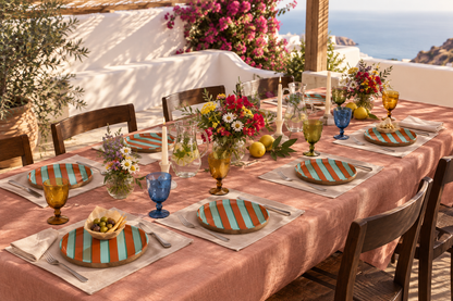 Mesa de verano elegante con Platos Aperitivo Sorrento