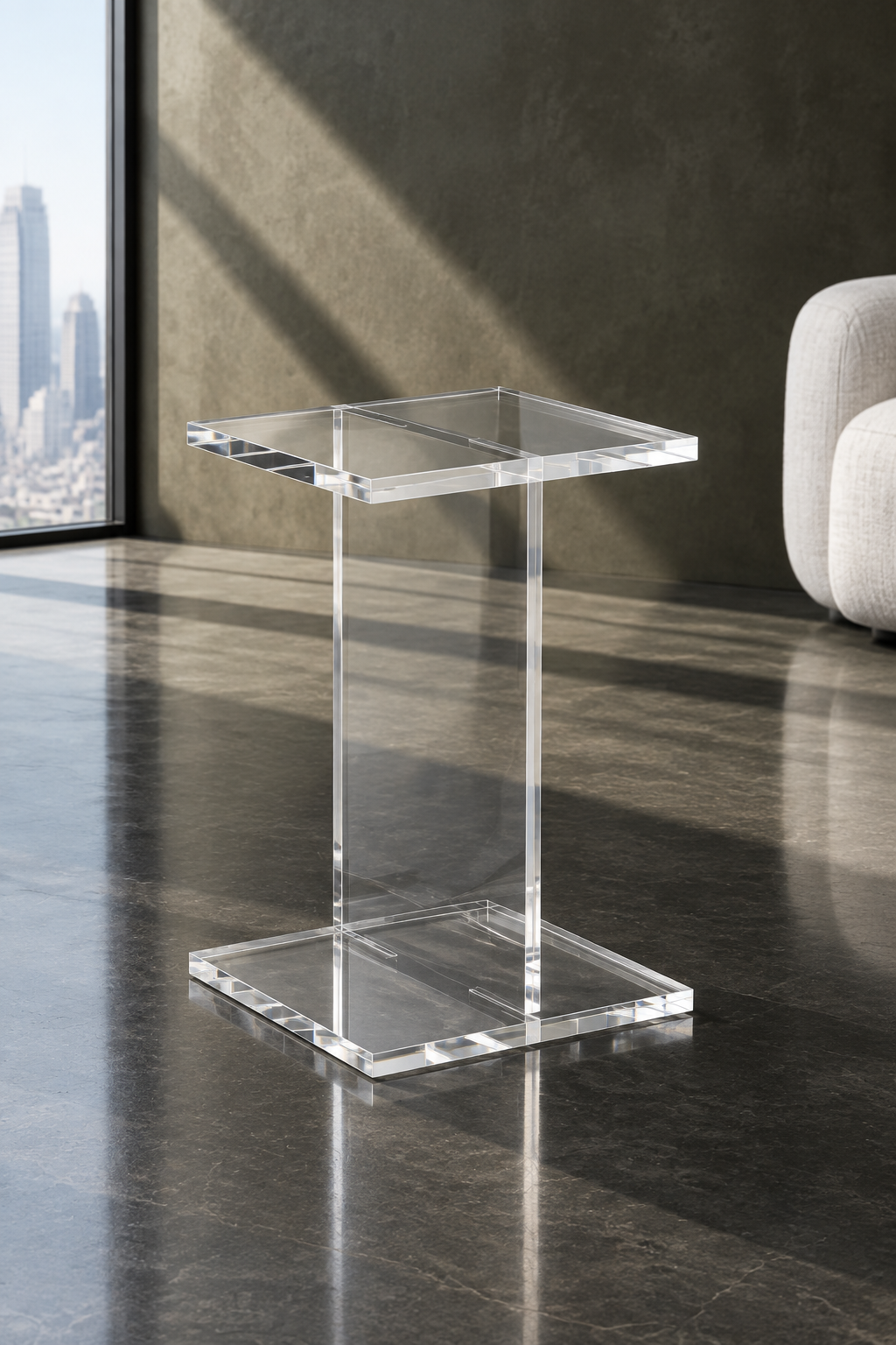 Mesa lateral de acrílico en un living urbano de tonos grafito