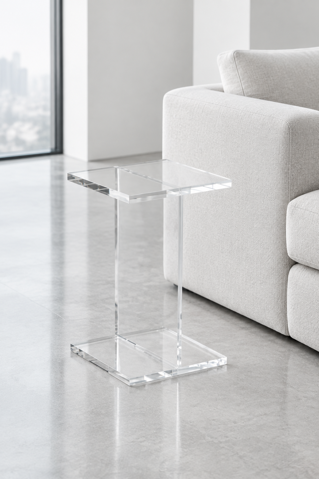 Mesa lateral de acrílico transparente en un living moderno