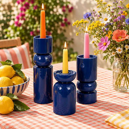 Set de candelabros azules en una mesa entretenida