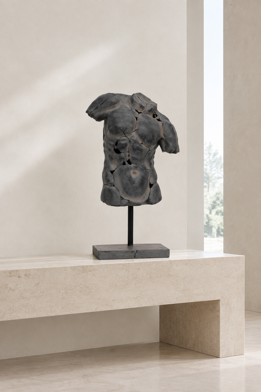 Torso Benjamin en una galería moderna de piedra clara